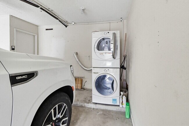 Building Photo - Welcome to this beautiful 1,042 sq. ft. condo offering modern comfort in a prime location!