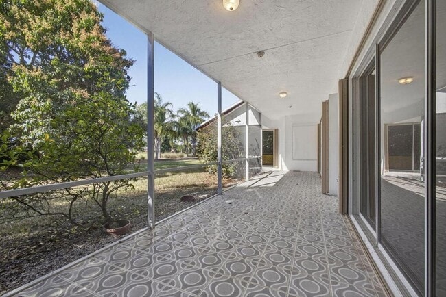 Building Photo - 1940 S Club Dr