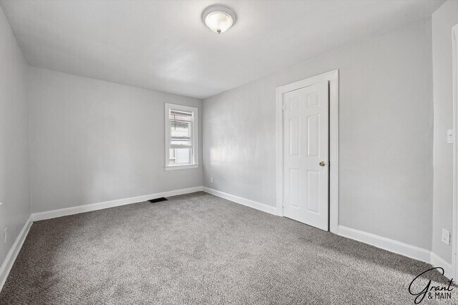 Building Photo - $1250 3 bedrooms