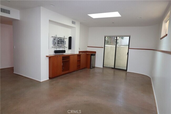 Building Photo - 703 Luton Dr