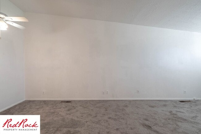 Building Photo - Charming 2 Bed / 1 Bath Apartment in a Prime Location