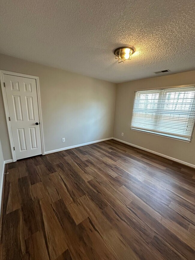 Building Photo - 2881 Wynford Dr S W