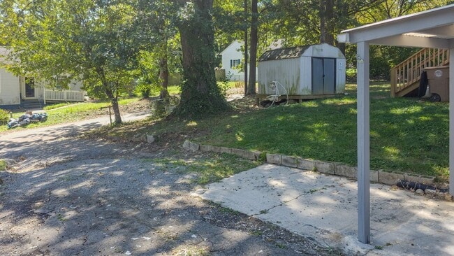 Building Photo - South Knoxville - Clean 2 Bedroom, 1 Bath,...