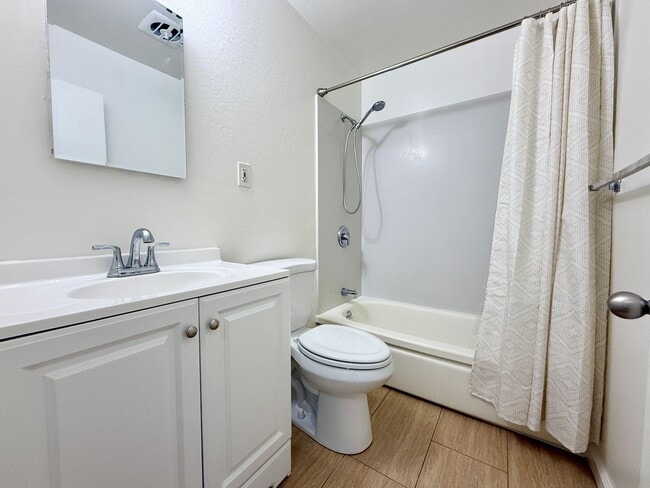 Building Photo - Refreshed 2 Bed/1-Bath Duplex Near Beach & Trails in Fairway Park