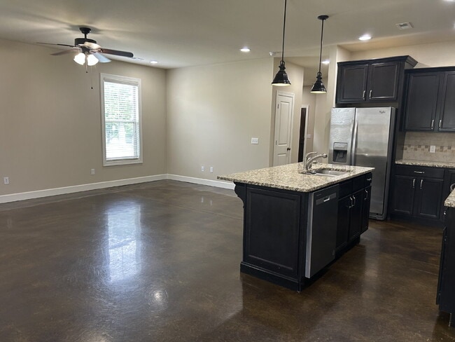 Building Photo - "Charming 3-Bed Condo in Cookeville with Granite Touches and Spacious Living!"