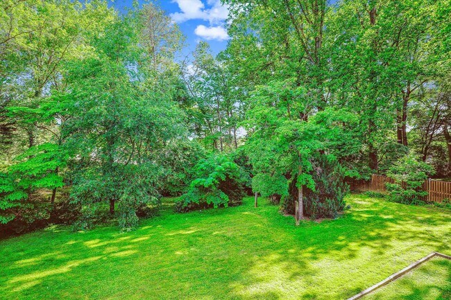 Building Photo - Magnificent 5 Bedroom, 4.5 Bathroom Bethes...