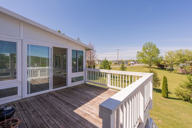 Building Photo - 1701 Stratford View Dr