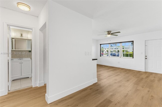 Building Photo - 1450 NE 171 St