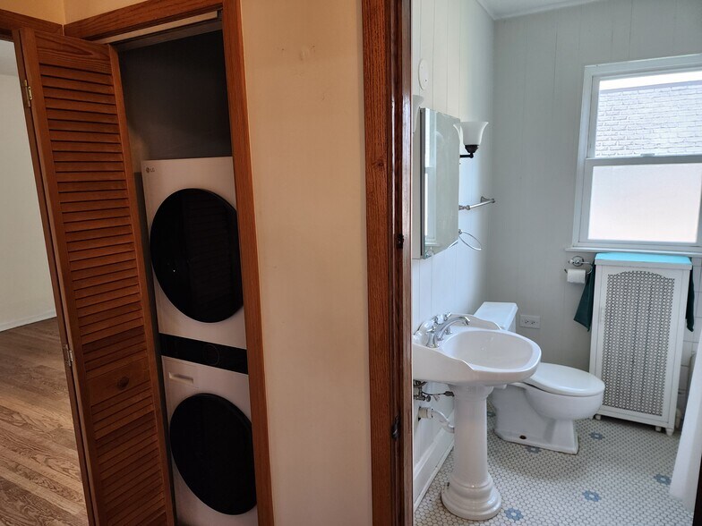Washer/Dryer - 5920 N Virginia Ave