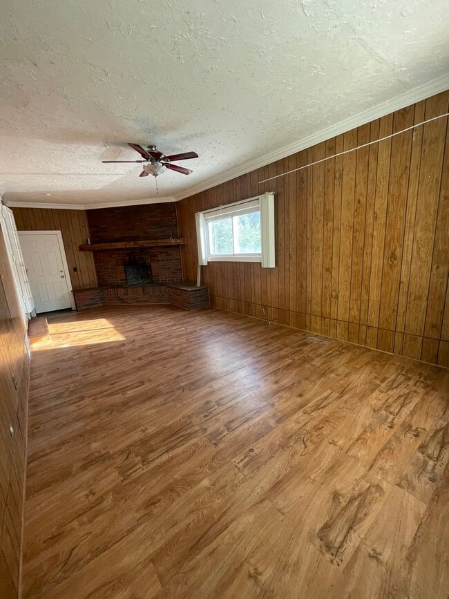 Building Photo - Three Bedroom Home in Sugarbrook Area!