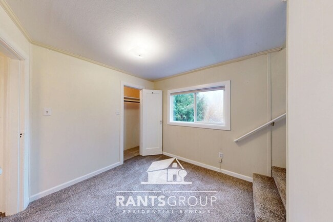 Building Photo - 3-Story Eastside Home with Views of the Bay!