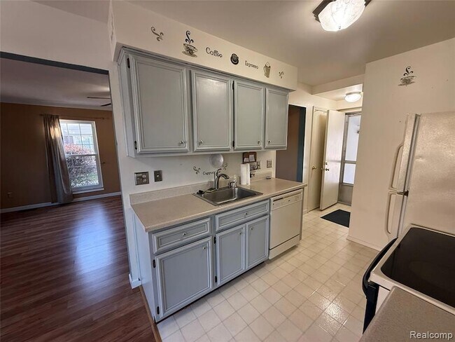 Building Photo - 15894 Cambridge Dr