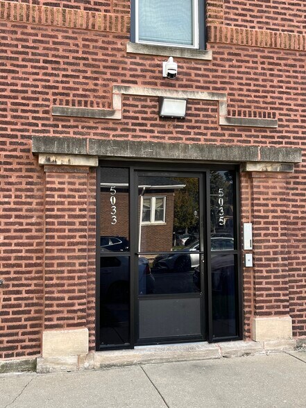 Building Photo - 5033 W Wabansia Ave