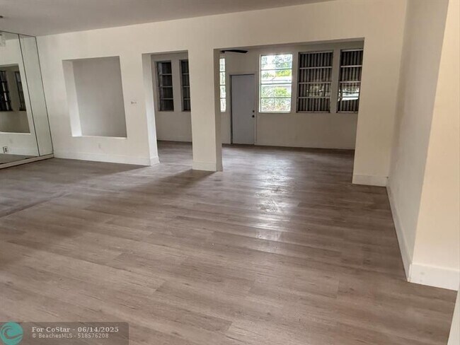 Building Photo - 237 E Ilex Dr