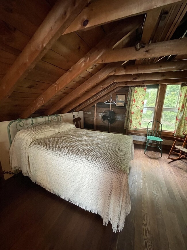 Building Photo - 10 Crescent Shore Dr