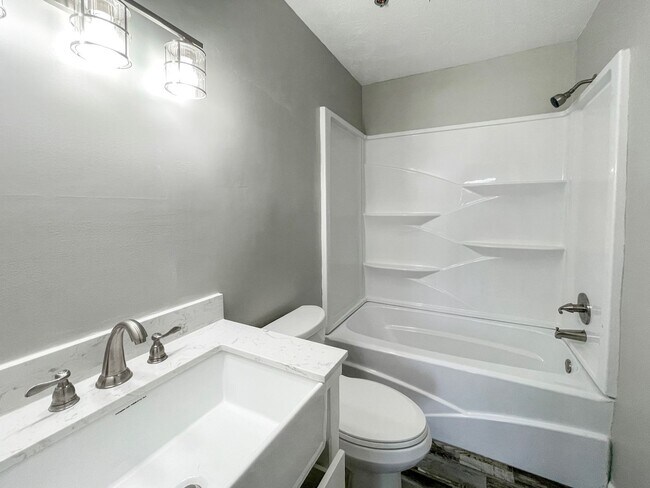 Building Photo - Fully Renovated!