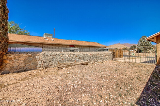 Building Photo - 1005 Southwestern Dr