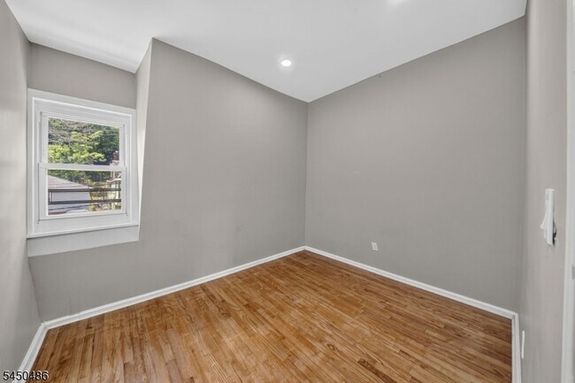 Building Photo - 467-469 Summer Avenue Unit 3