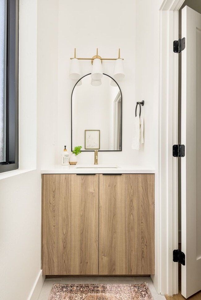 Building Photo - LUX 3BD, 4BA Sunnyside Home with Office and 2-Car Garage