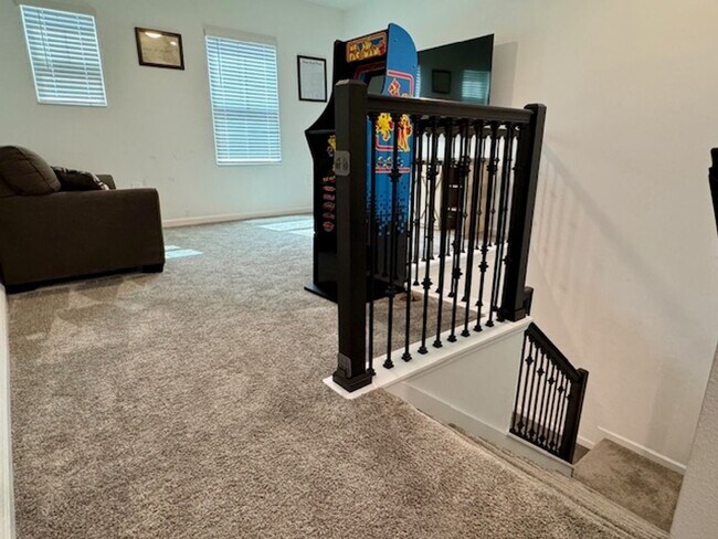 Building Photo - Spacious 4 bedroom 2.5 Bath, Fully Furnish...
