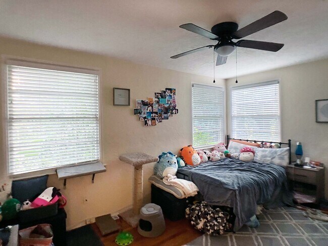 Building Photo - Large 3 Bedroom, 2 Bathroom Home w/ Study ...