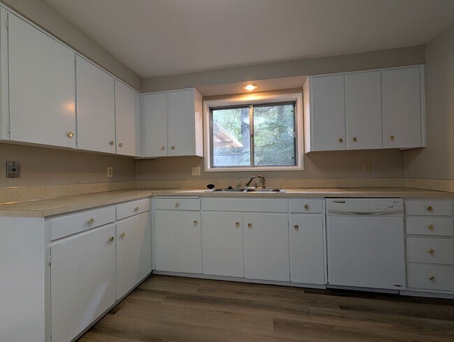 Building Photo - Bright 3 bedroom/ 1 bathroom Duplex with a fireplace and covered parking!