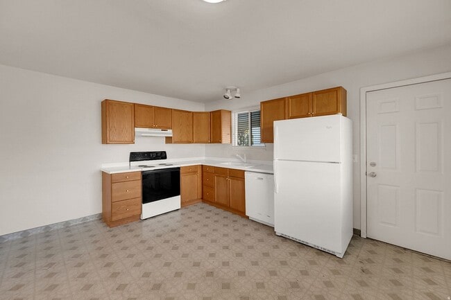 Building Photo - 916 Vics Rd