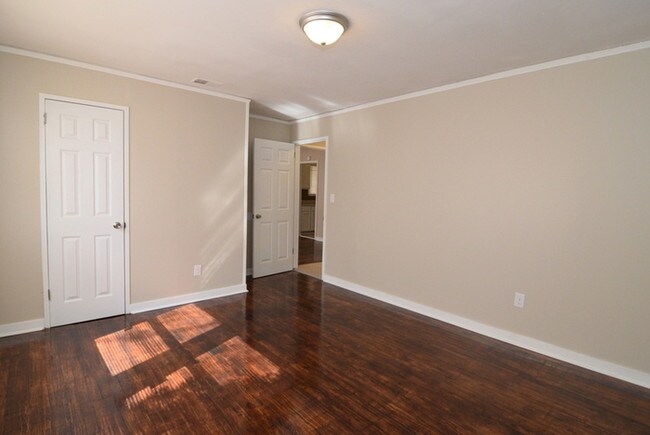Building Photo - Renovated 2 Bedroom Duplex - Section 8 OK