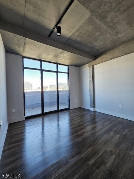 Building Photo - 58 Elm St