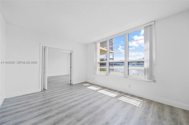 Building Photo - 4030 W Palm Aire Dr