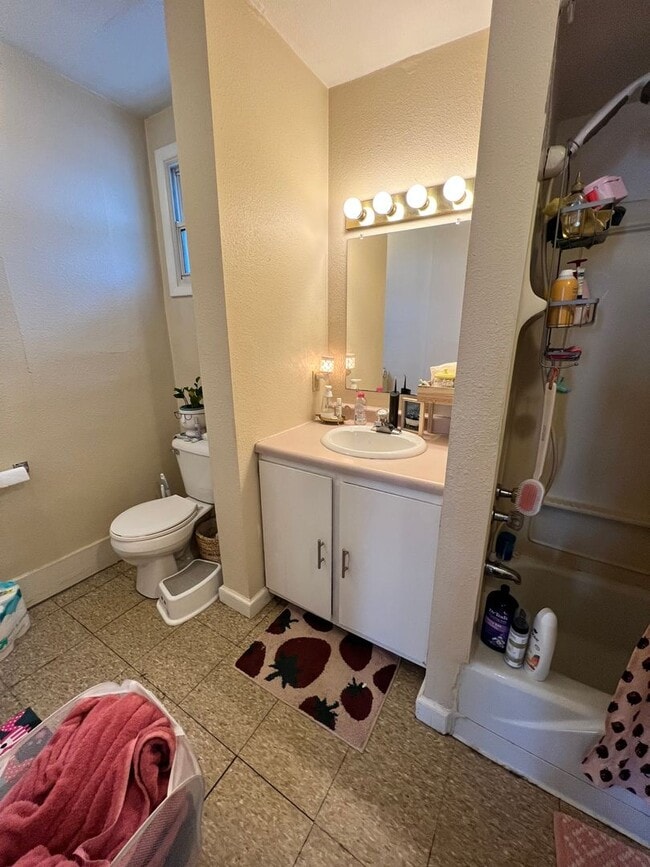 Building Photo - 2207 W 3rd St