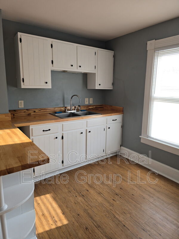 Building Photo - 721 2nd St