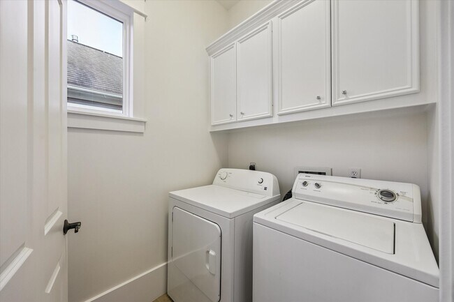 Building Photo - 1332 W 21st St