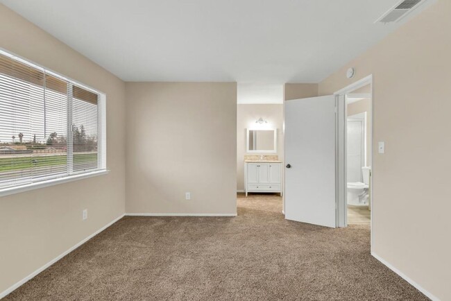 Building Photo - Updated 3 Bed 1.5 Bath Townhome