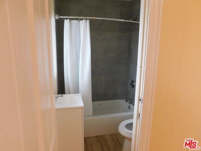 Building Photo - 616 W 58th St