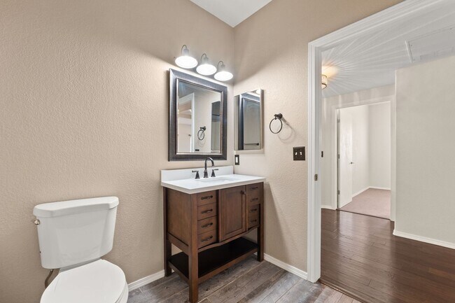 Building Photo - Upscale Condo | 3 Bed / 2 Bath | Garage | ...