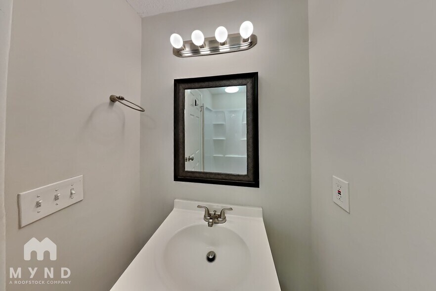 Building Photo - 6301 Ivory Palm Dr