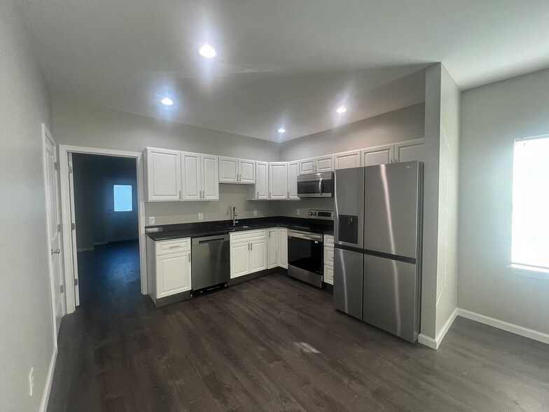 Building Photo - 348 Elm St