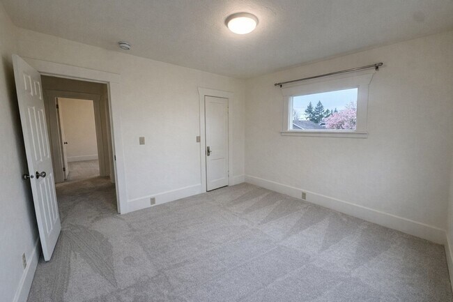 Building Photo - 811 N 3rd St