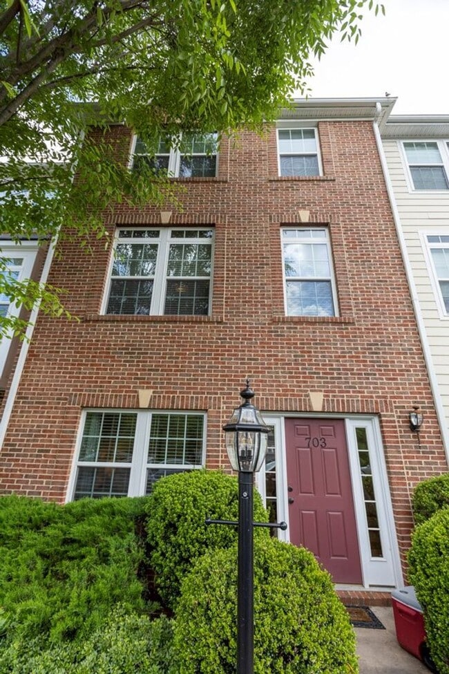 Building Photo - 703 Rainier Rd