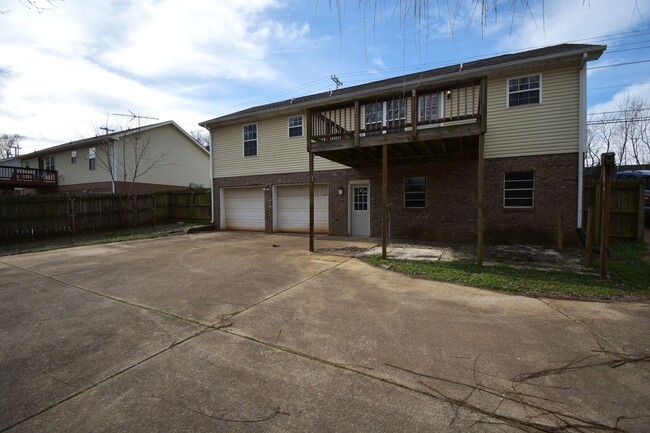 Building Photo - 3 Bedroom 2 Bath Pet Friendly Home For Rent!