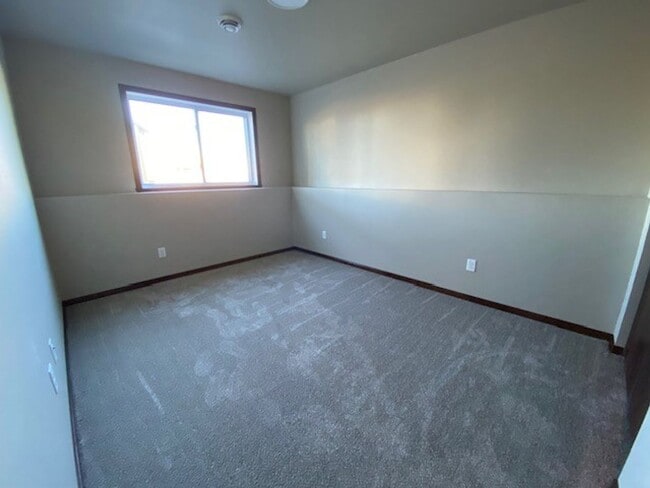 Building Photo - Beautiful home located in fast-growing Horace, ND.