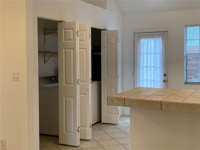 Building Photo - 332 Harris Ave