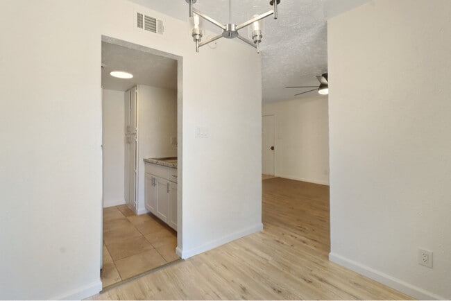 Building Photo - 1620 N Wilmot Rd