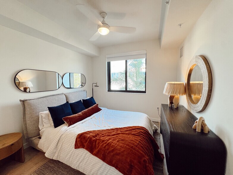 Building Photo - 2571 NE 195th St