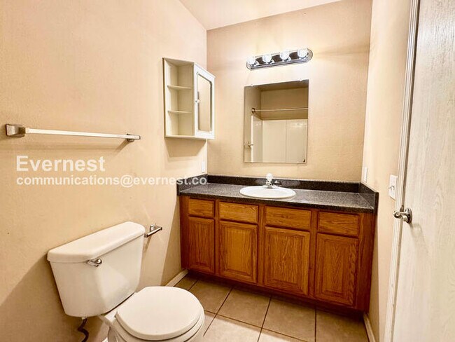 Building Photo - 3 Bed/2 Bath Home with Fenced Yard & Garage / Pet-Friendly / Available Now!