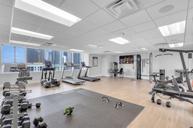 Building Photo - 321 NE 26th St