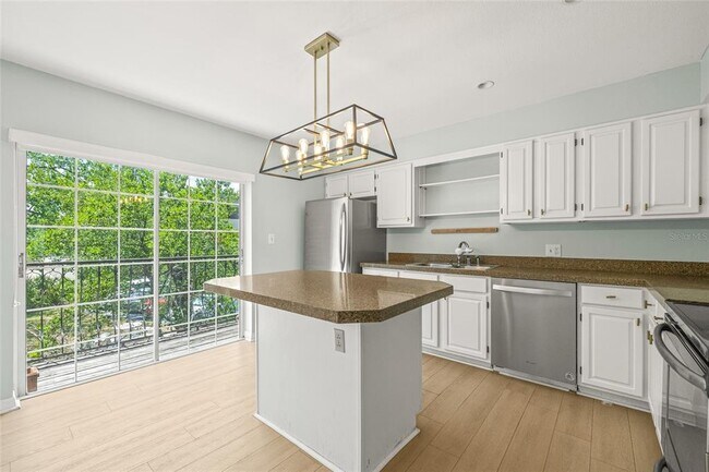 Building Photo - 609 S Glen Ave