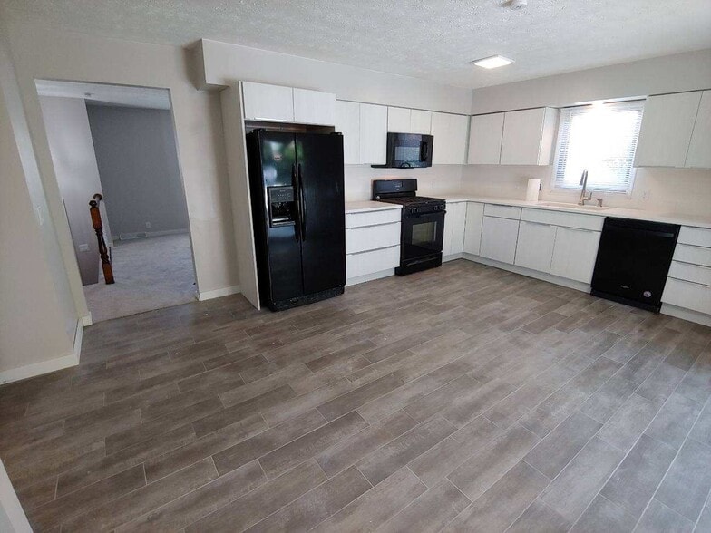 Building Photo - 4923 Robin Drive