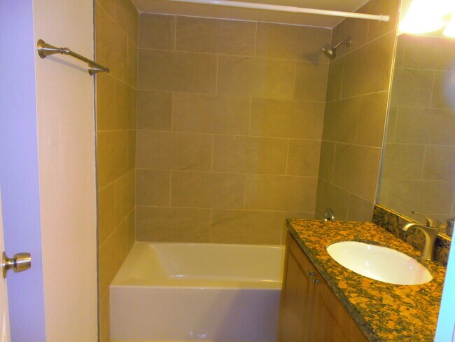 Building Photo - 877 Twin Lakes Dr